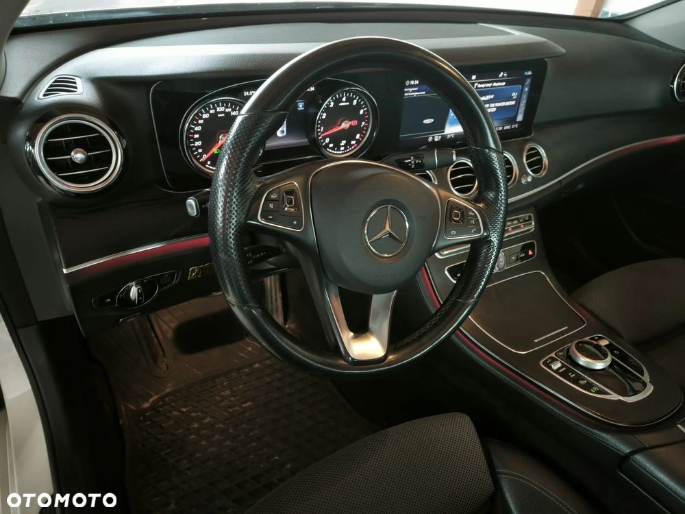 Mercedes-Benz Klasa E 200 4-Matic 9G-TRONIC - 17