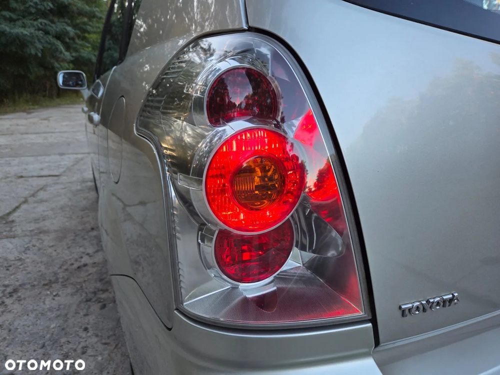 Toyota Corolla Verso - 5