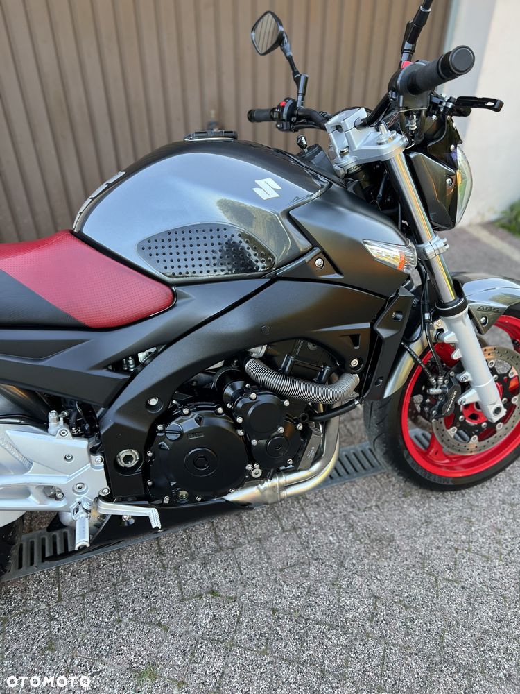 Suzuki GSR - 11