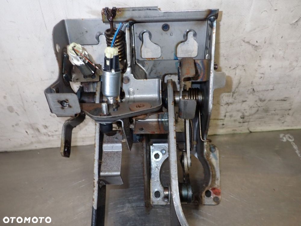 PEDAŁ SPRZĘGŁA HAMULCA SUZUKI GRAND VITARA II 1.9 - 3