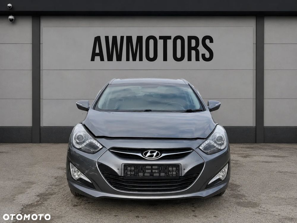 HYUNDAI I40 2012 *SAMOCHÓD NA CZĘŚCI* 6348 TITANIUM SILVER MASKA, LAMPA, DRZWI, LUSTERKO, ZDERZAK, GRILL, BŁOTNIK, KLAPA, BELKA, DESKA, FOTELE, KANAPA, ĆWIARTKA KIEROWNICA, TARCZE, ZACISKI, ZAWIESZENIE, KOMPLETNY PRZÓD, KOMPLETNY TYŁ, LICZNIK, ZEGARY, PRAWE LEWE PRZÓD TYŁ