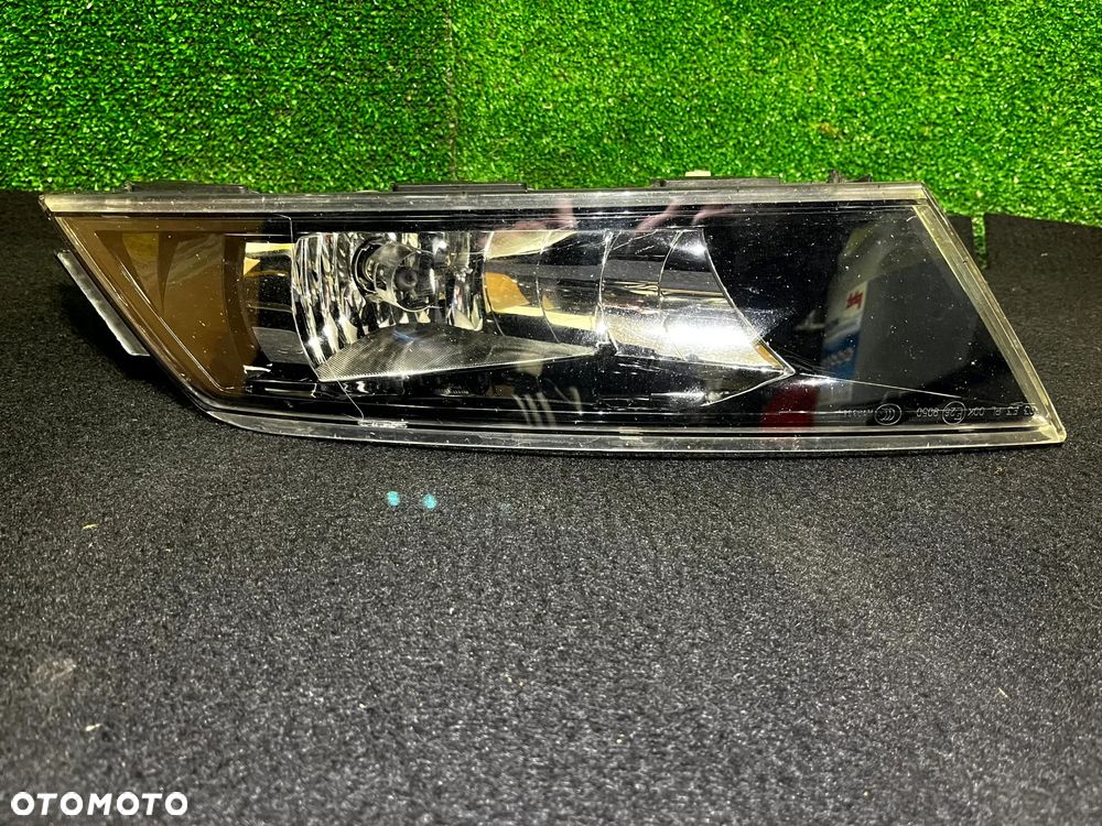 SKODA SUPER III 3 3V HALOGEN LAMPA PRZECIWMGIELNA LEWY PRZÓD LEWA PRZEDNIA 3V0941699 CIEMNY