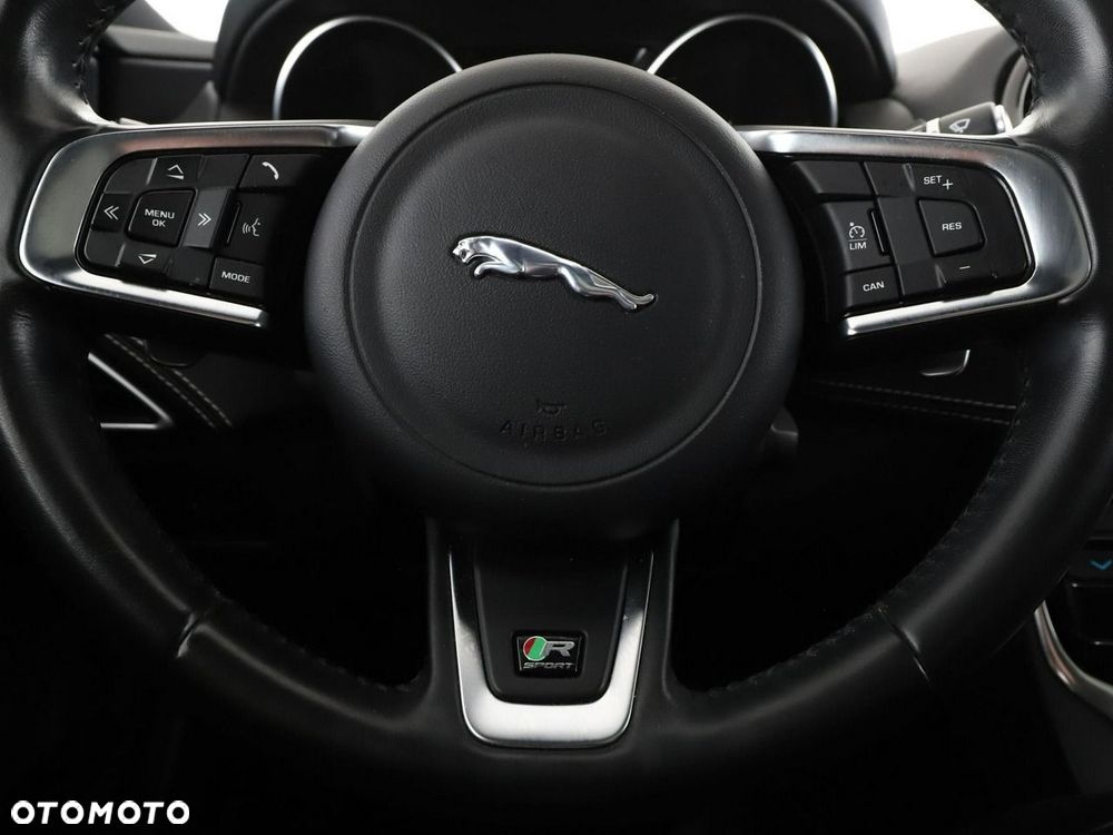Jaguar XE 20d R-Sport - 22