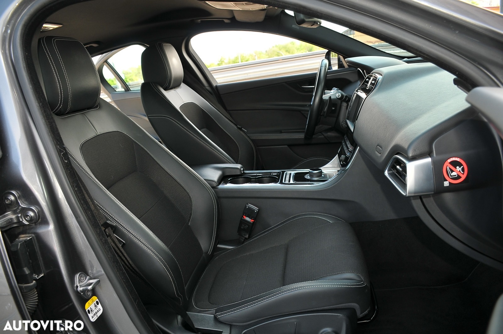 Jaguar XE 2.0 AWD R-Sport - 23