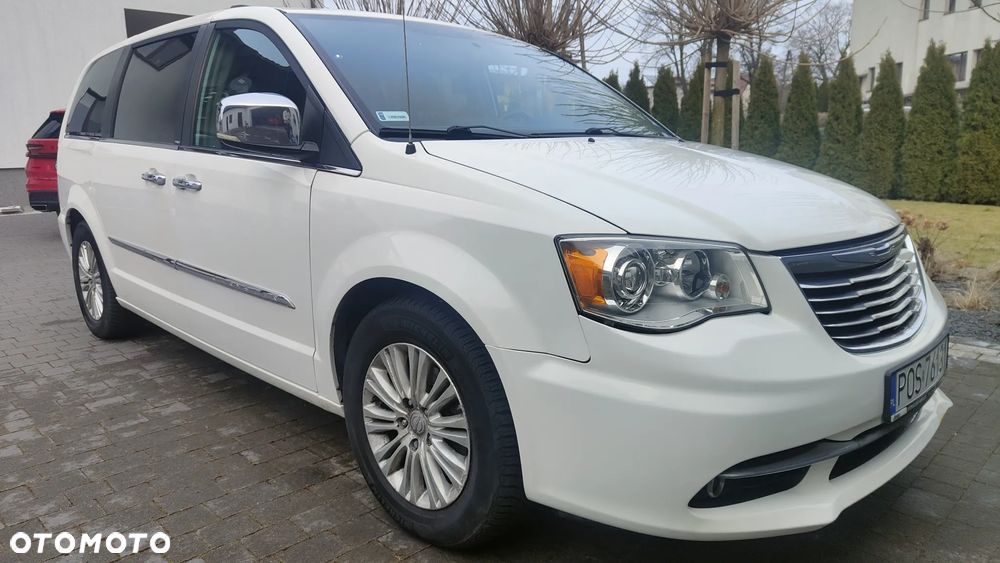 Chrysler Town & Country 3.6 Limited - 16