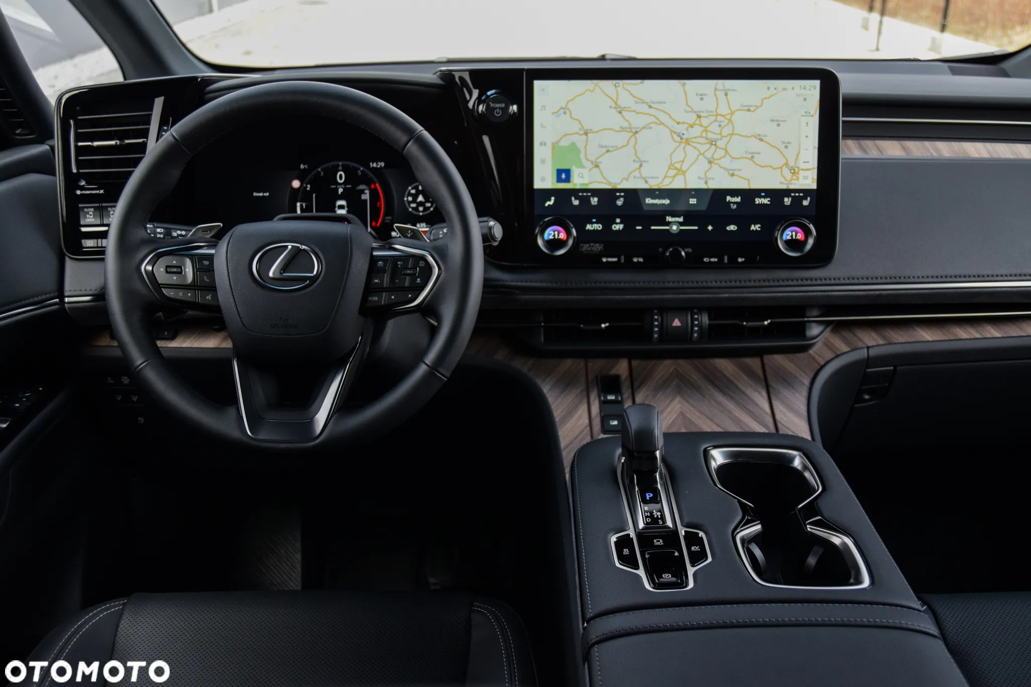 Lexus LM - 9
