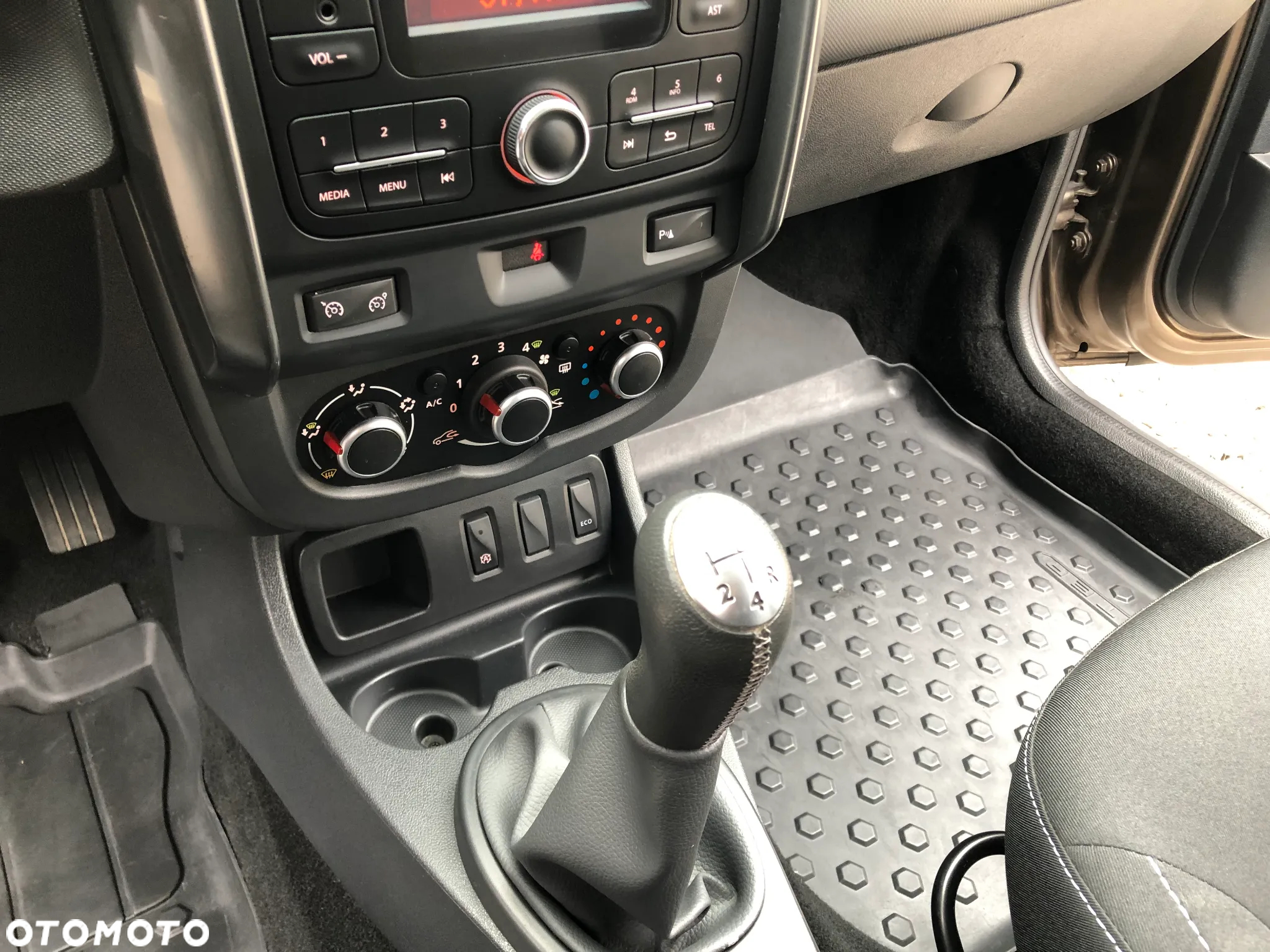 Dacia Duster 1.6 SCe Laureate S&S - 16