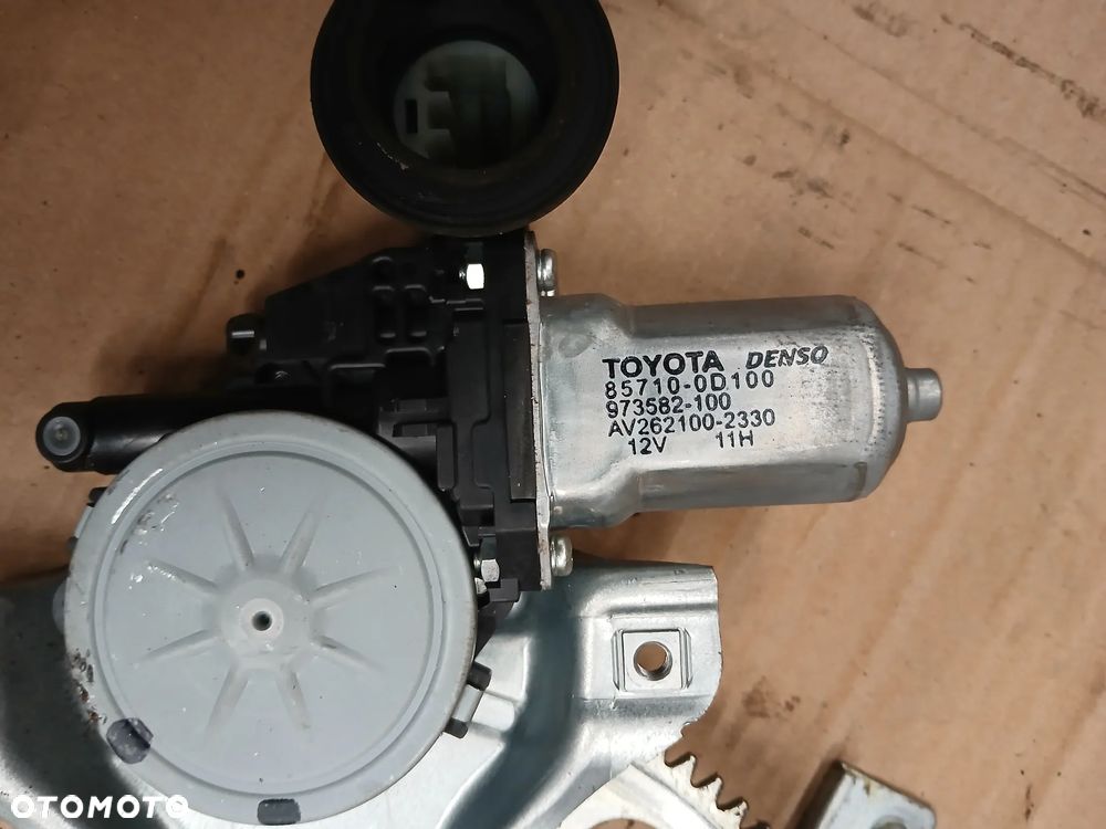 Toyota Yaris II mechanizm podnośnik szyby przód przedni prawy  5D    06-11 - 6