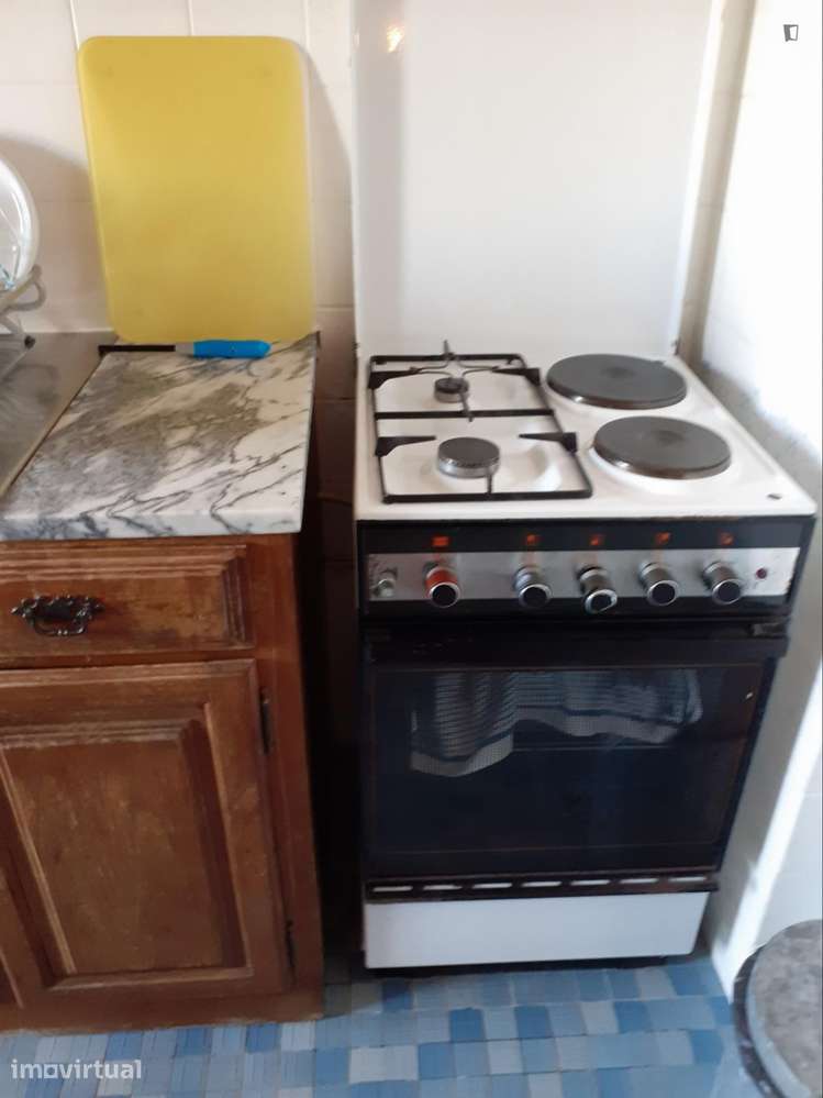 Quarto - localizado em Matosinhos Porto - Grande imagem: 5/12