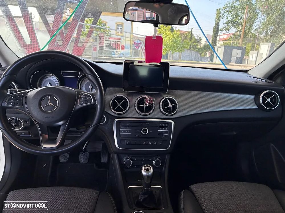 Mercedes-Benz GLA 180 d - 11