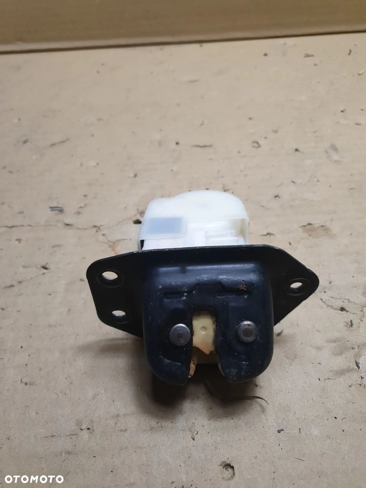 NISSAN JUKE I F15 10-14r ZAMEK KLAPY BAGAŻNIKA TYŁ - 2