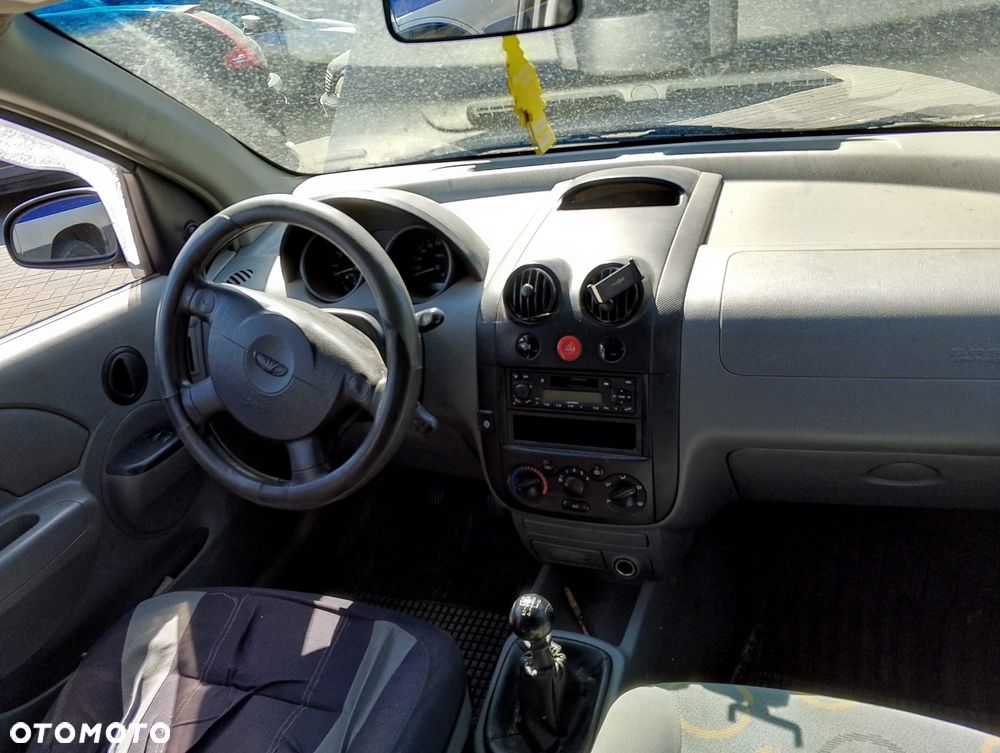 Daewoo Kalos (02-07r.) 1.4 B 82KM. Silnik F14S3 Skrzynia M79 lakier.Cały na części. GWARANCJA !!!  Przód Tył Zestaw Komplet Drzwi Klapa Zderzak Błotnik Maska Grill Atrapa Szyba Pas Lampa Lusterko Boczki Fotel Kanapa Kokpit Deska Rozdzielcza Przełącznik Włącznik Sterownik Przewody Wiązka Instalacja Moduł Komputer Czujnik Listwa Pompa Alternator Wtryski Głowica Rozrusznik Kompresor Sprzęgło Dwumas Silnik Skrzynia ABS Klimatyzacji Paliwa Wspomagania Kolektor Turbina Przepustnica Zawór Chłodnica Koło Hak Belka Sanki Zawieszenie Mcpherson Półoś Amortyzator Wydech Tłumik Zacisk Most - 7
