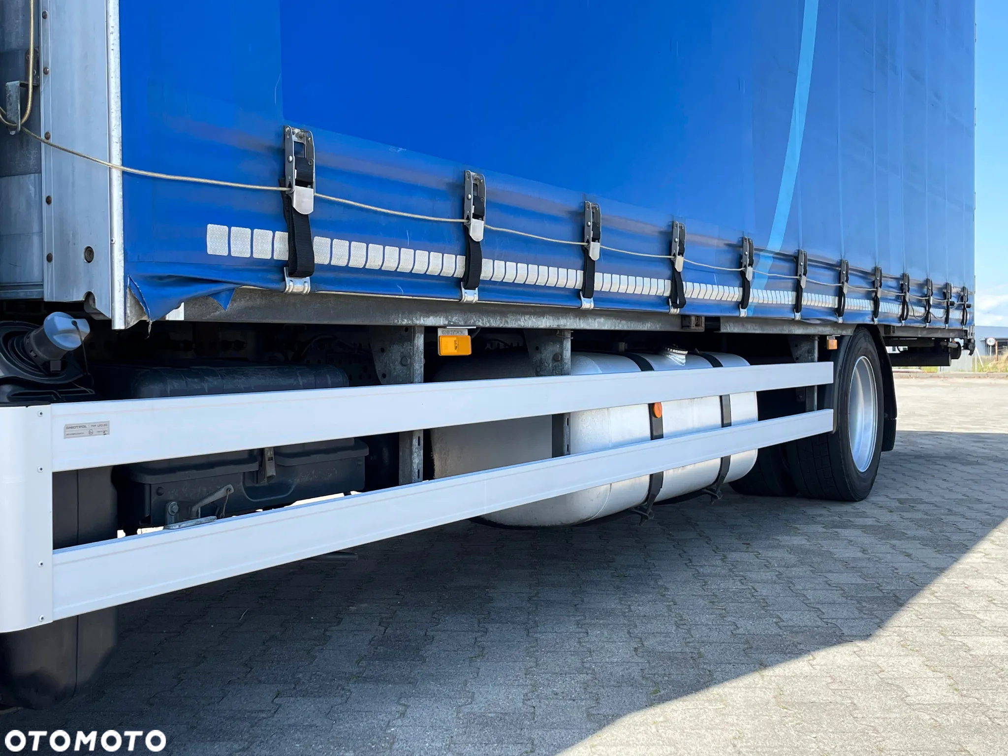 Mercedes-Benz ACTROS 1830 / PRZESTRZENNY 60M3 / 7,75 M / SALON PL - 9