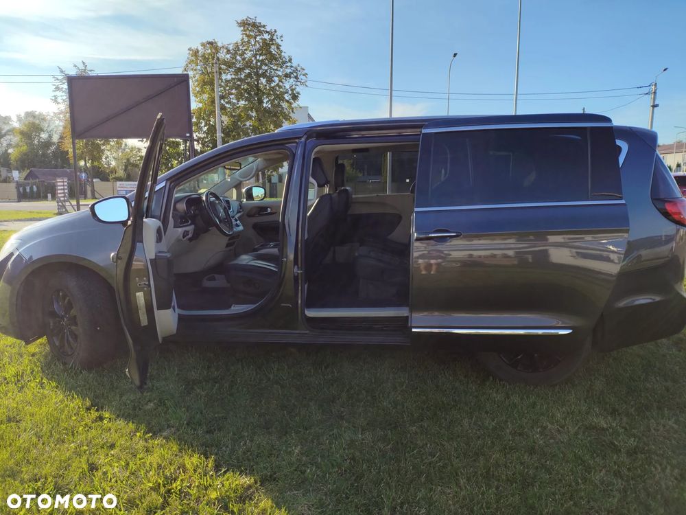 Chrysler Pacifica - 2