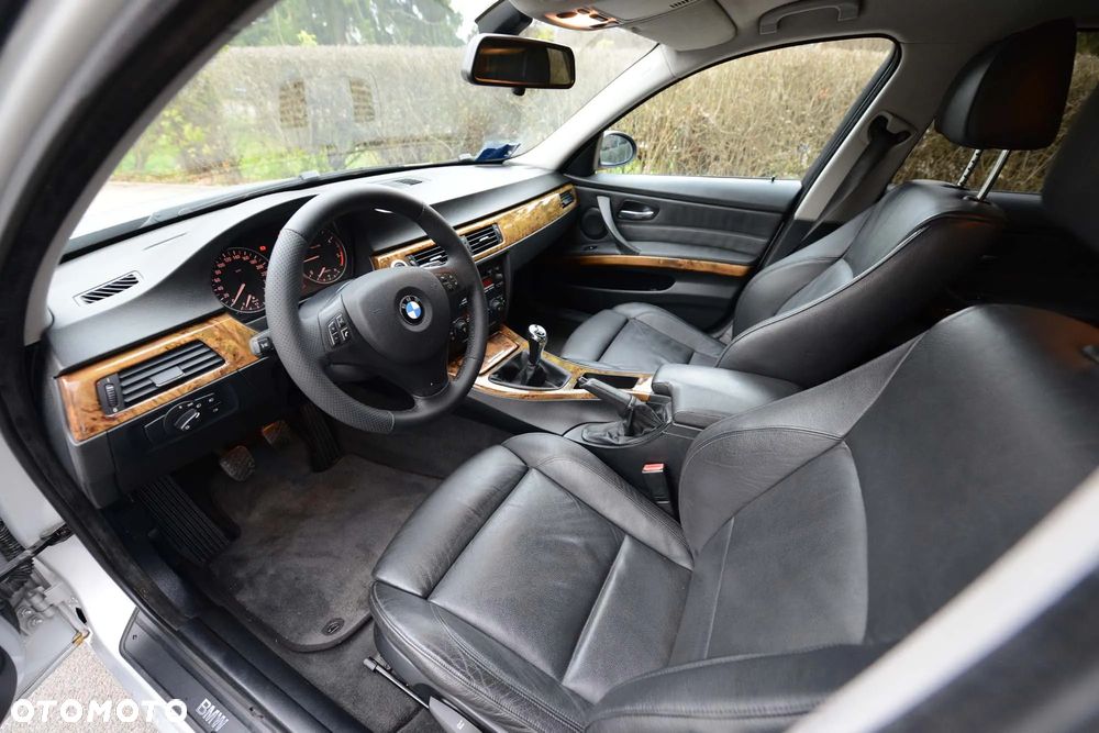 BMW Seria 3 320d Touring - 25