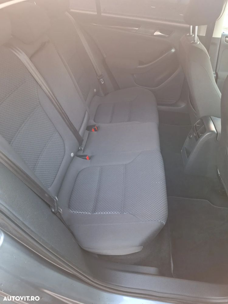 Volkswagen Jetta - 11