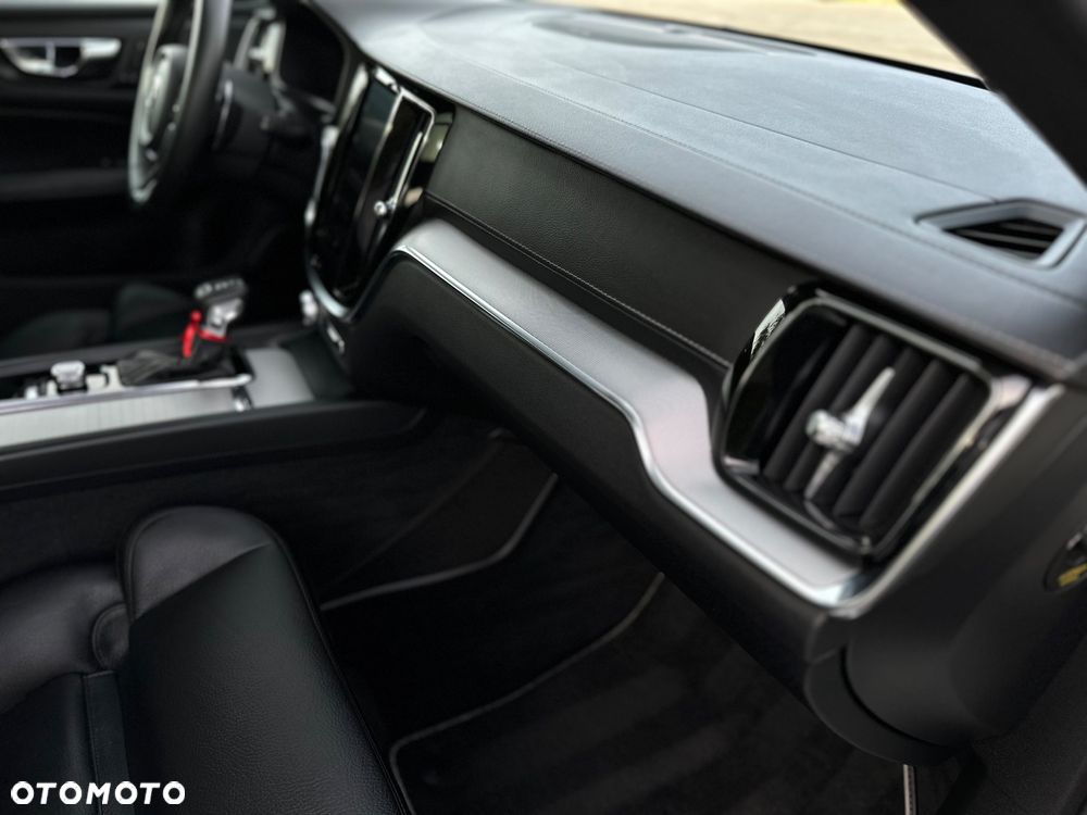 Volvo V60 D4 R-Design - 31