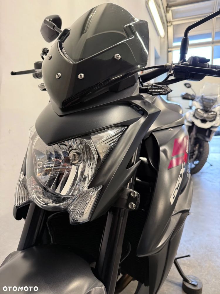Suzuki GSX - 23