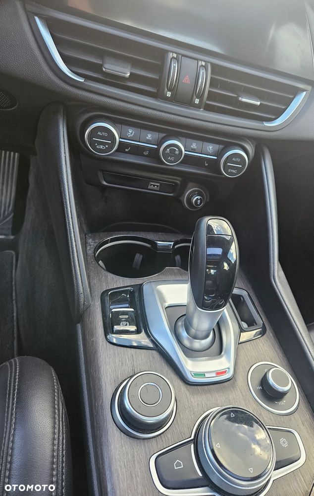 Alfa Romeo Giulia 2.0 Turbo 16V AT8-Q4 Veloce Ti - 7