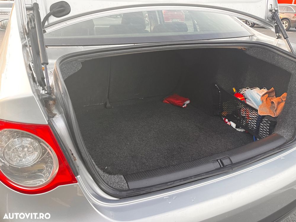 Volkswagen Jetta 1.6 TDI DPF Highline - 24