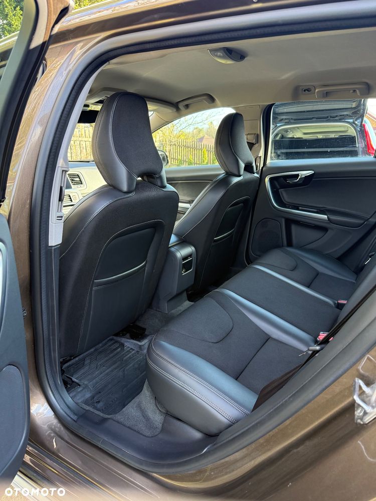 Volvo V60 Cross Country - 10