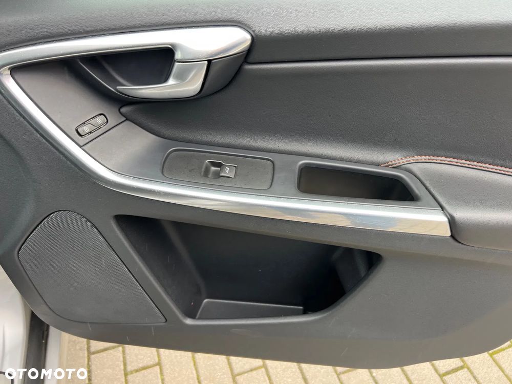 Volvo XC 60 D3 Drive-E Ocean Race - 16