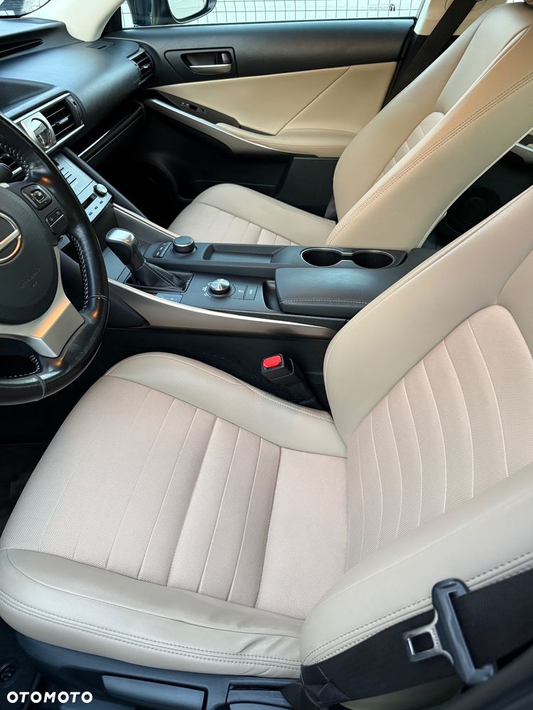 Lexus IS 200t Elegance - 3