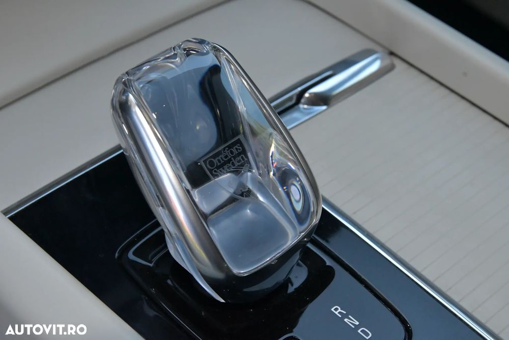 Volvo XC 60 B4 MHEV AT8 AWD Momentum Pro - 35
