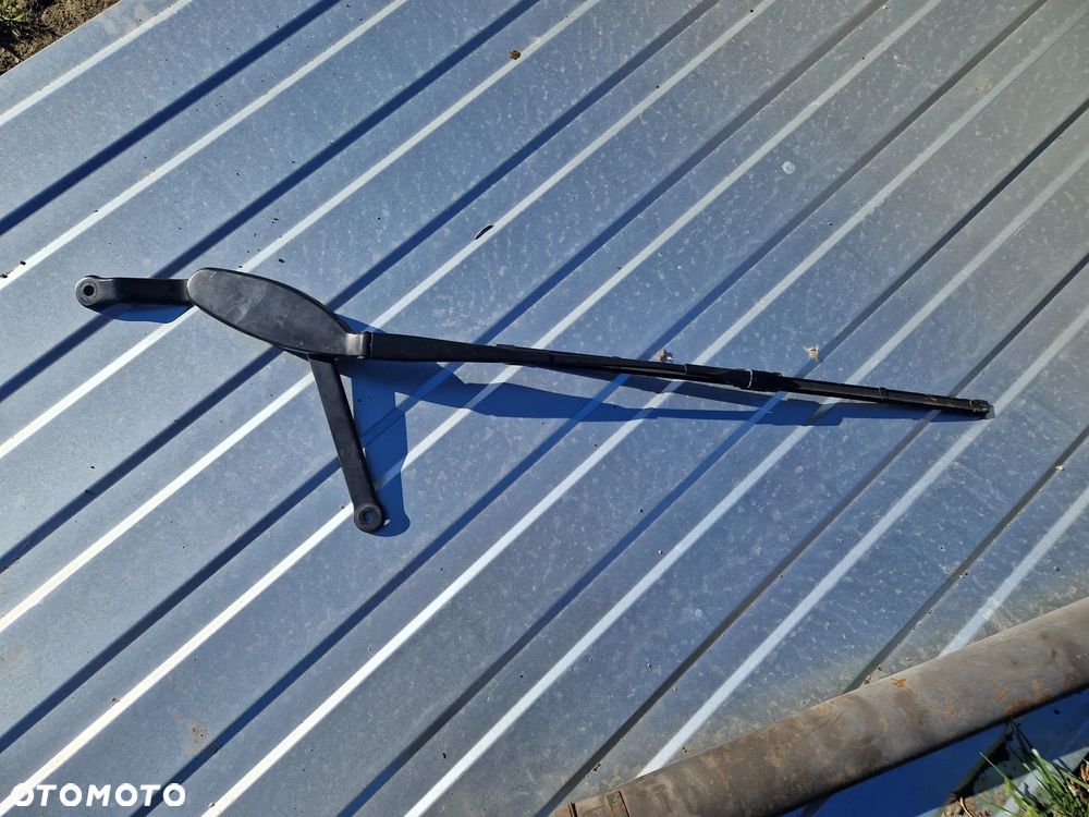 Mercedes W205 Ramię wycieraczki przedniej A2058240119