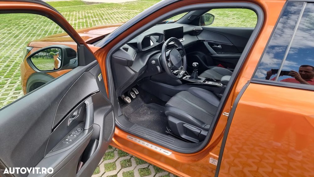 Peugeot 2008 1.2 L PureTech STT GT Line - 6