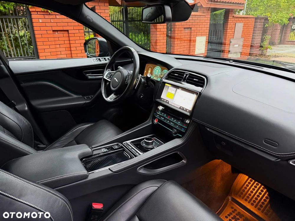 Jaguar F-Pace 2.0 i4P AWD R-Sport - 29