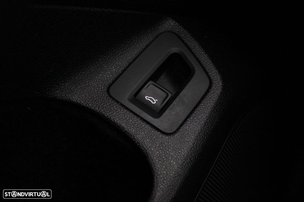 VW Passat Variant 2.0 TDI Business DSG - 17