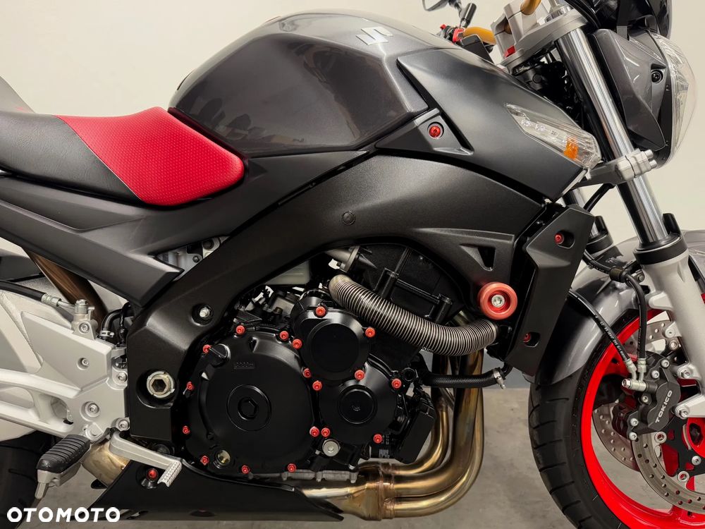 Suzuki GSR - 12