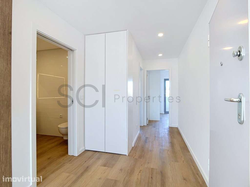 Apartamento T2+1 duplex, com varandas, na Quinta do Conde - Grande imagem: 2/43