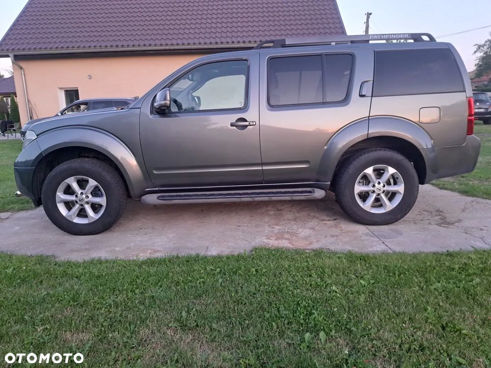 Nissan Pathfinder 2.5 D LE - 4