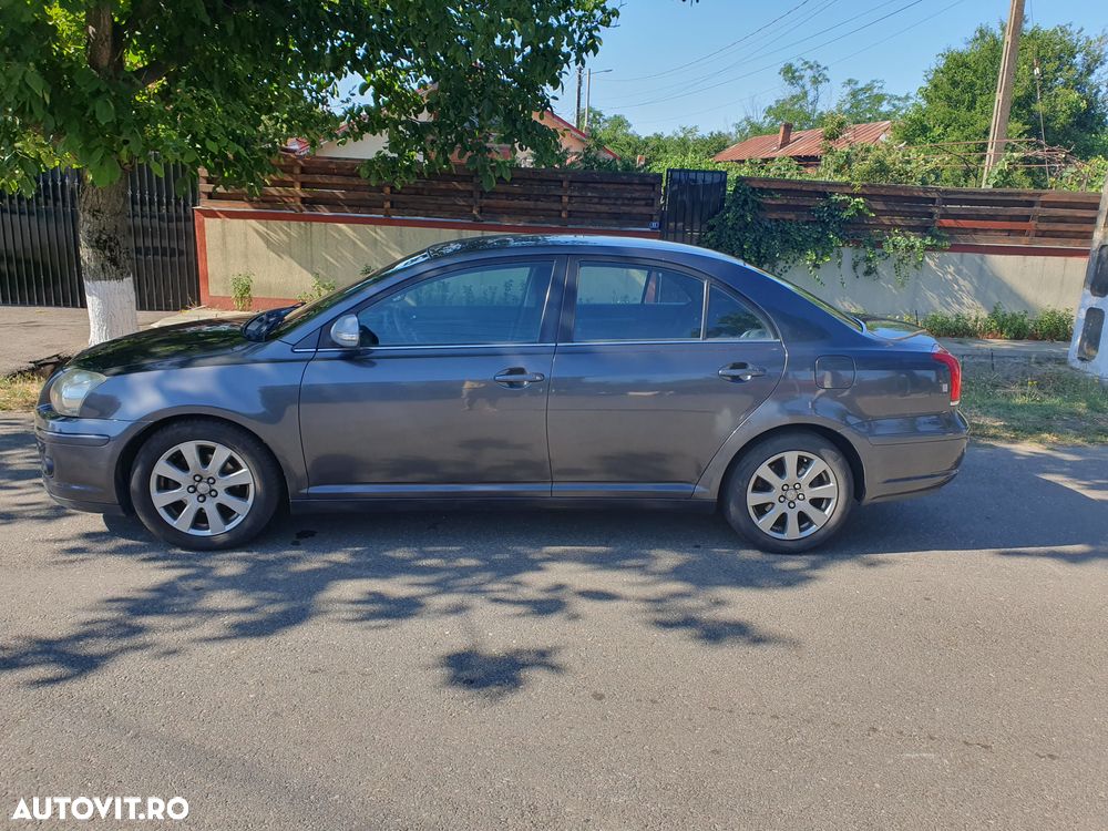 Toyota Avensis 1.8 Sedan Luna - 4
