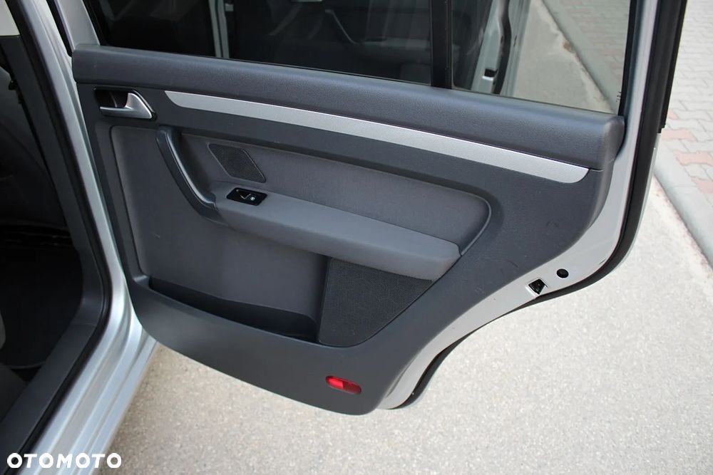 Volkswagen Touran 2.0 TDI DPF Life - 24