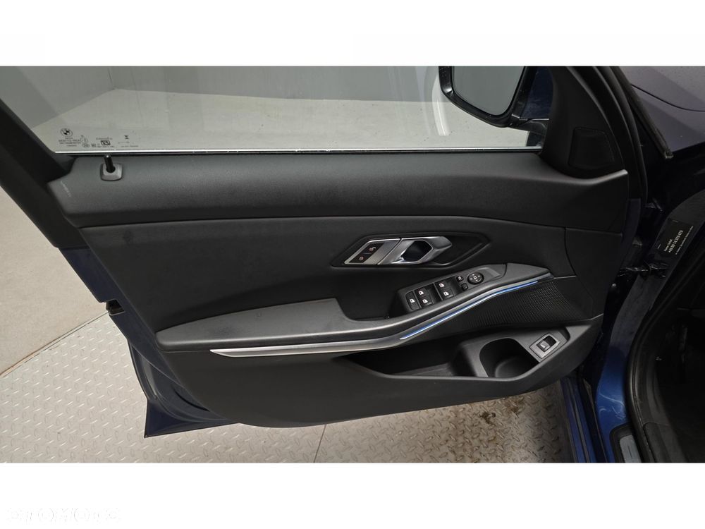 BMW Seria 3 320d xDrive - 17