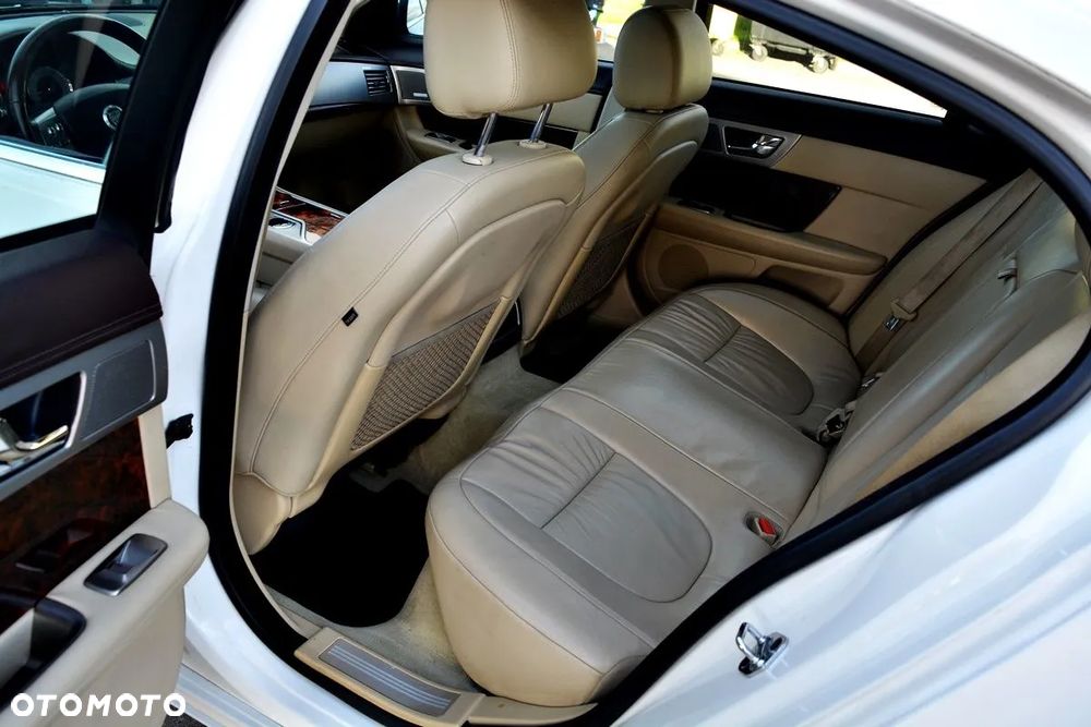 Jaguar XF 4.2 V8 Premium Luxury - 23