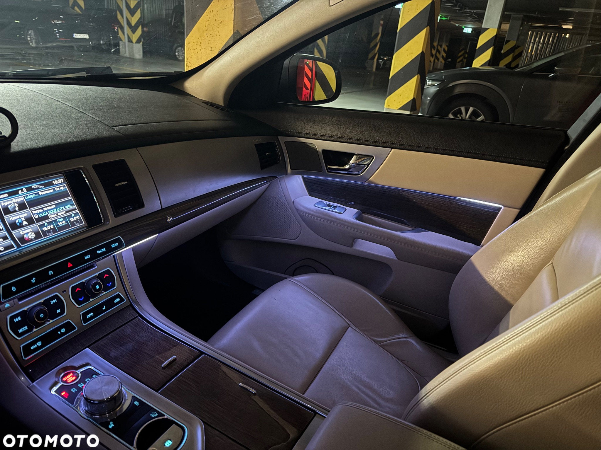 Jaguar XF 2.2 D Premium Luxury - 36