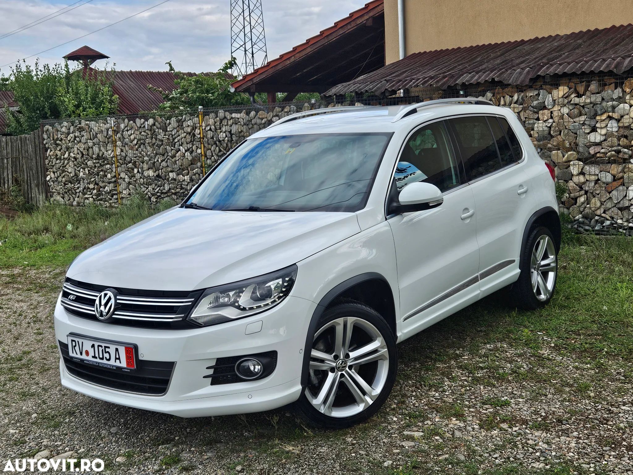 Volkswagen Tiguan - 1