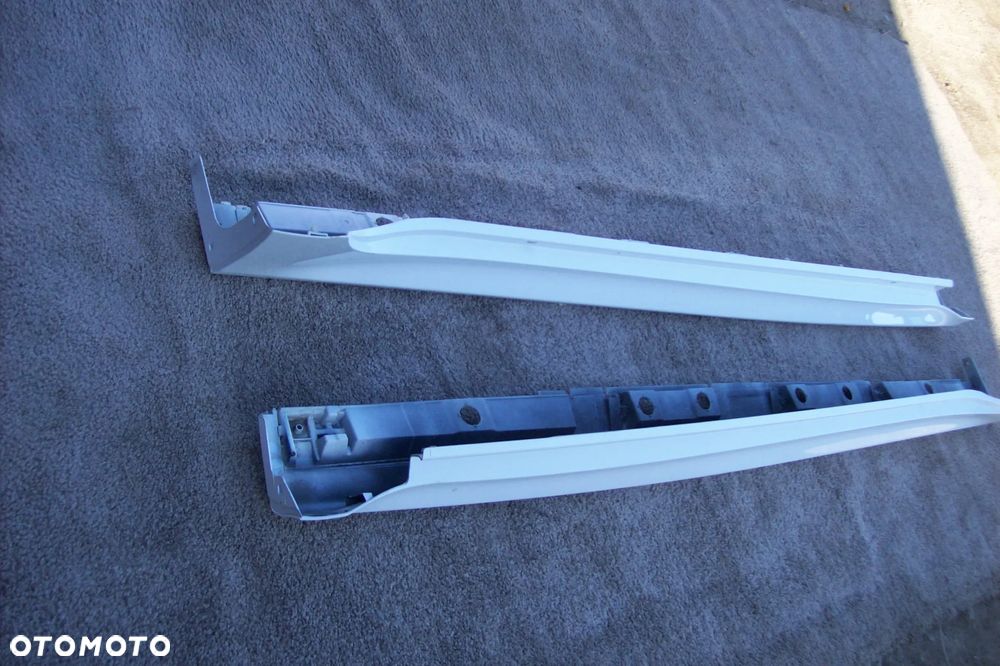 LISTWA PROGOWA LEWA I PRAWA TOYOTA YARIS IV 4 ROK 20/24 - 2