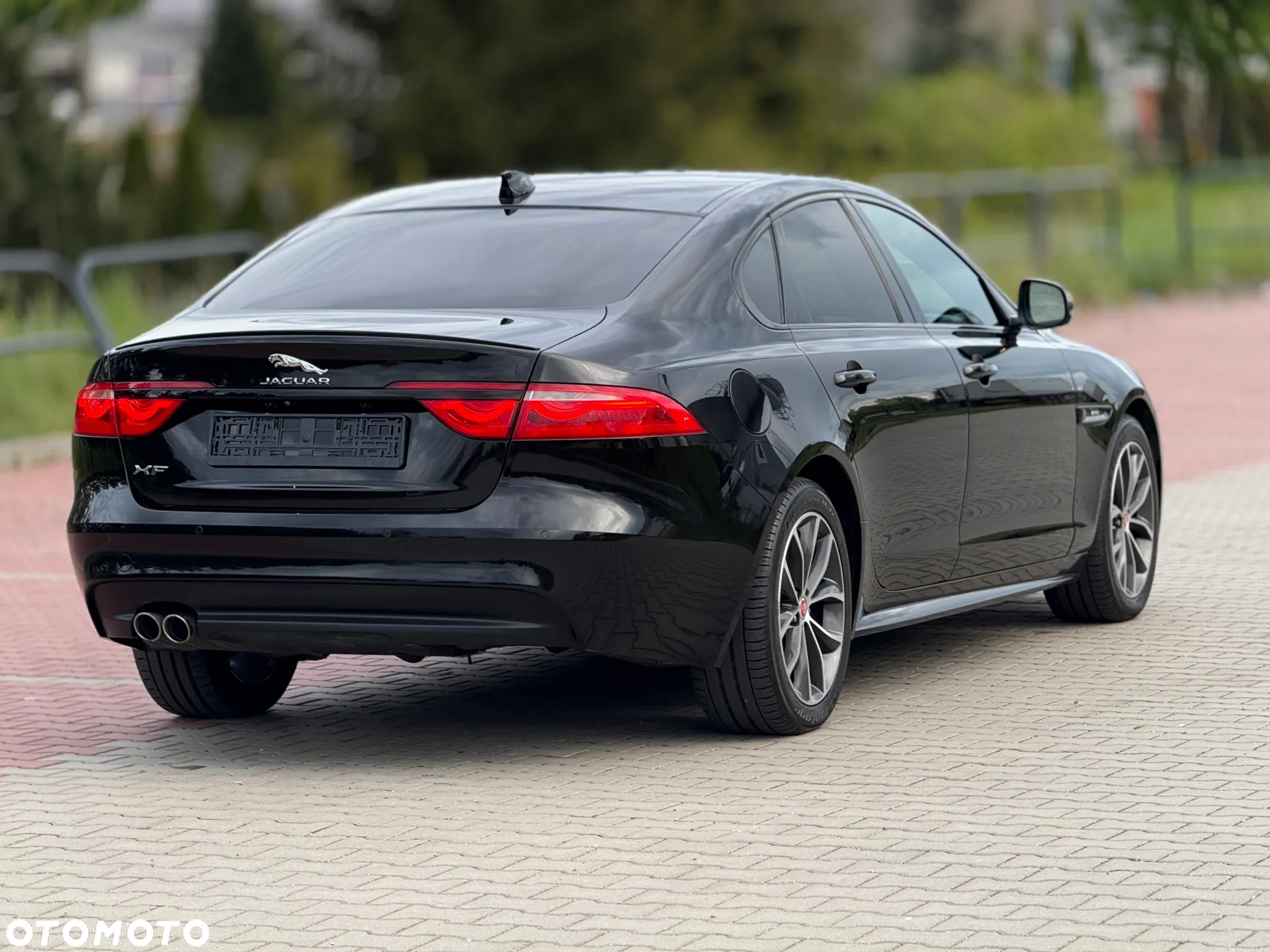 Jaguar XF 2.0 i4D R-Sport - 11