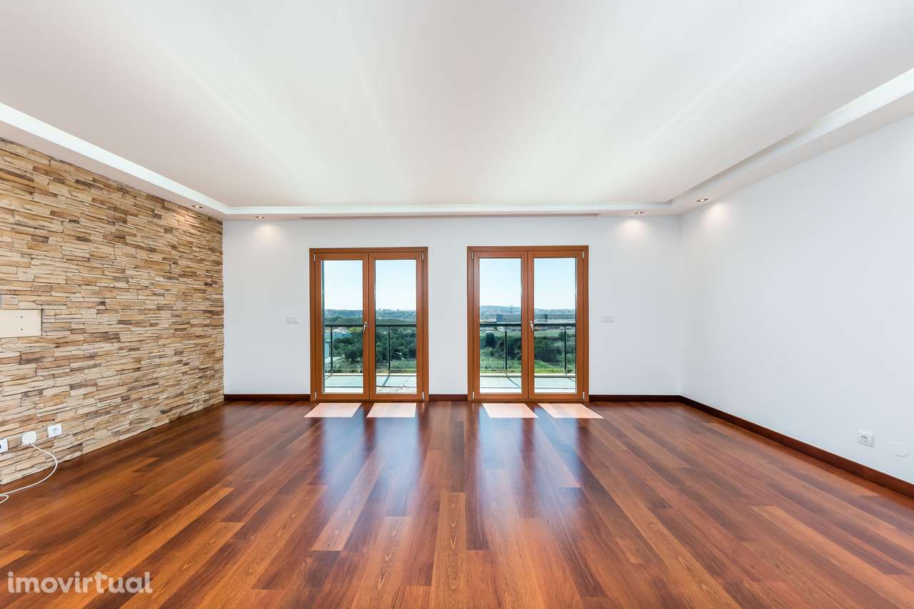 T2 | Condomínio Qta. Comendadeiras | Piscina | Varandas | Parqueamento - Grande imagem: 2/32