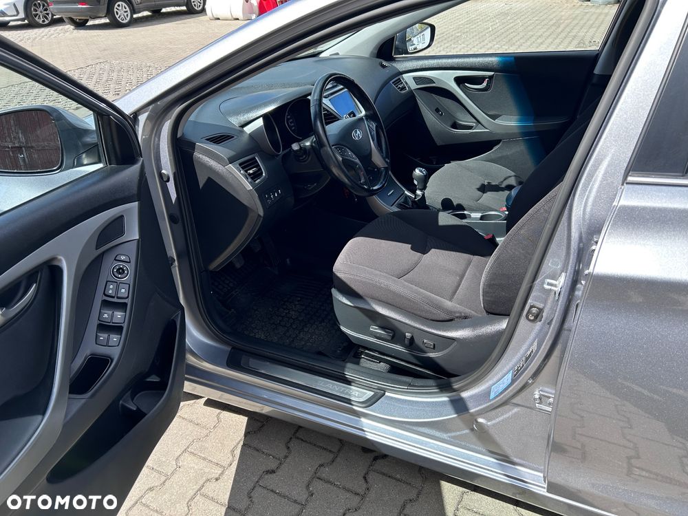 Hyundai Elantra 1.6 Style - 18