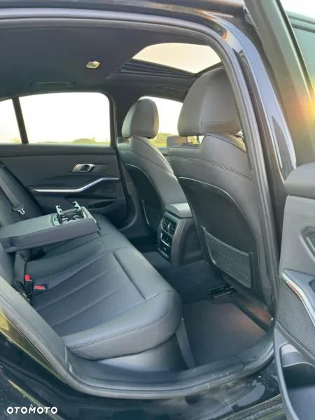 BMW Seria 3 330i - 24