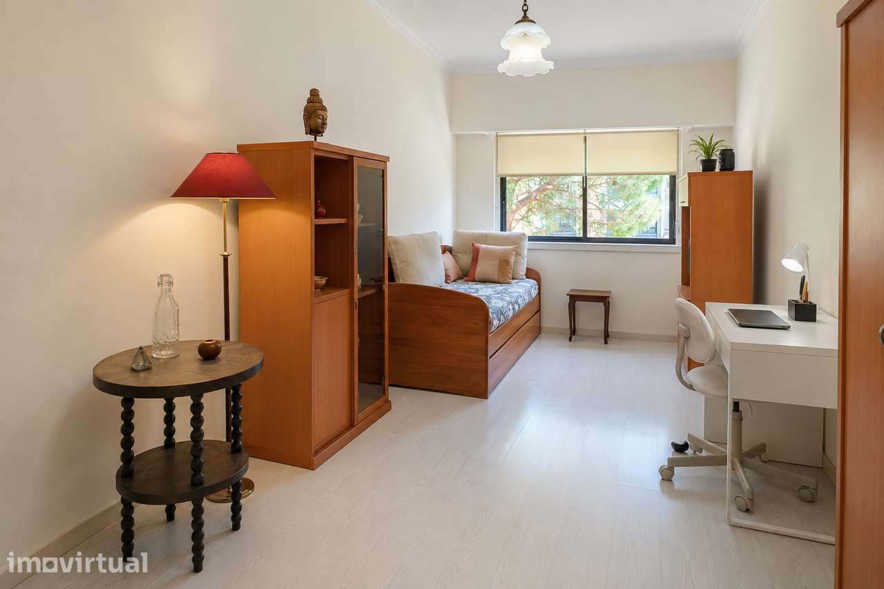 Quarto / Room com Varanda e Workspace | Perto da Praia & NOVA SBE - Grande imagem: 4/10