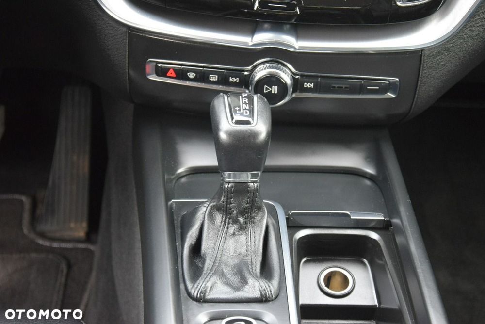 Volvo XC 60 D4 AWD Geartronic Momentum - 32