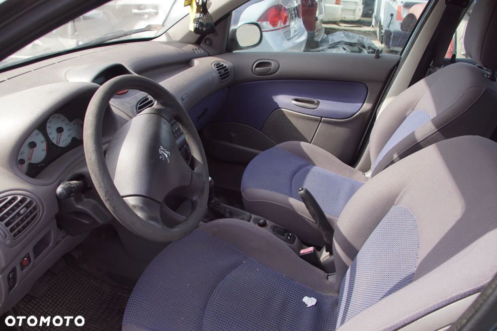 Auto na części - Peugeot 206 1.1 60 KM HFX 20CP08 EYL 2002R Silnik Skrzynia Drzwi Błotnik Klapa Zderzak Lampa Lusterko Klamka Szyba Deska Kokpit Sterownik Moduł Czujnik Licznik Panel Kierownica - 11