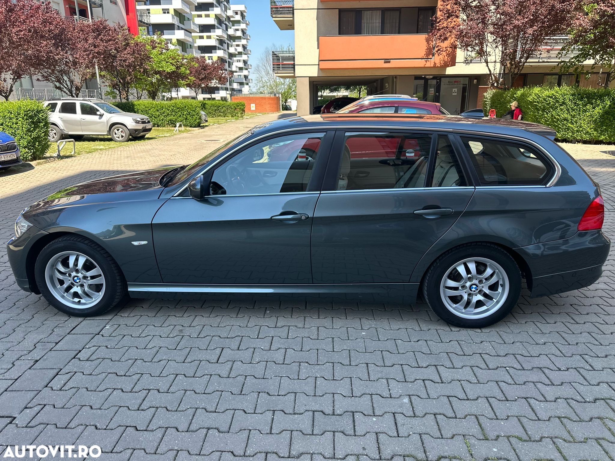 BMW Seria 3 318d DPF Touring - 12